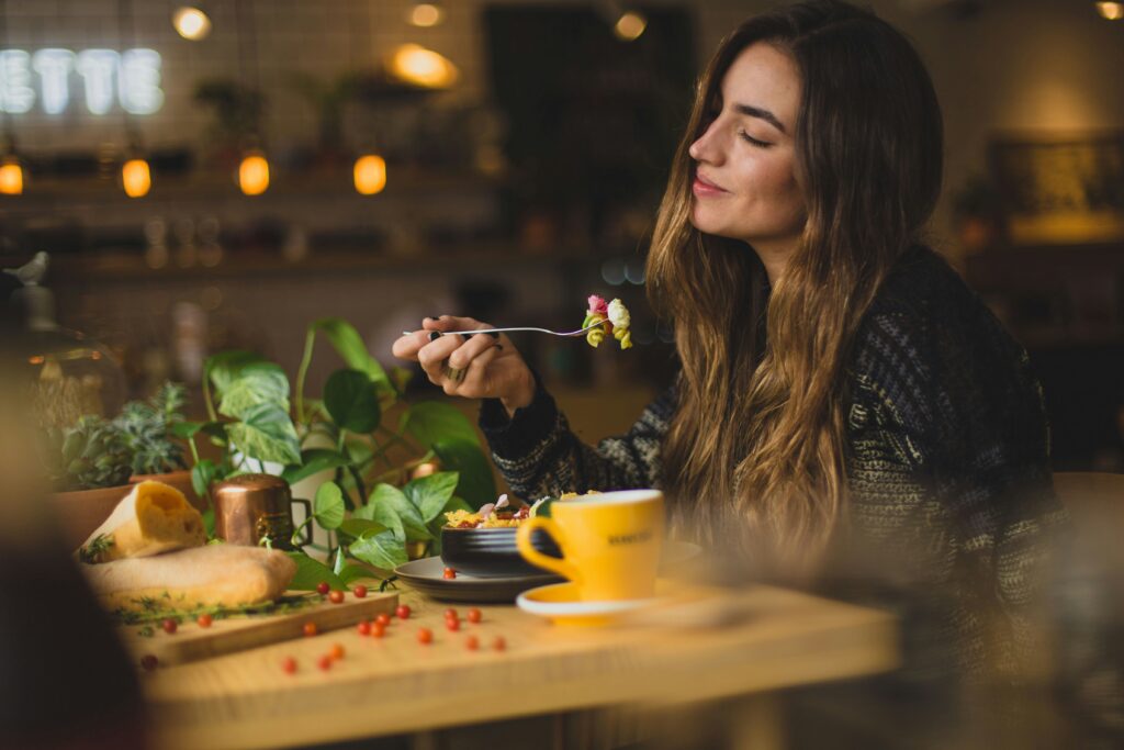 Eating without distractions to improve mindfulness